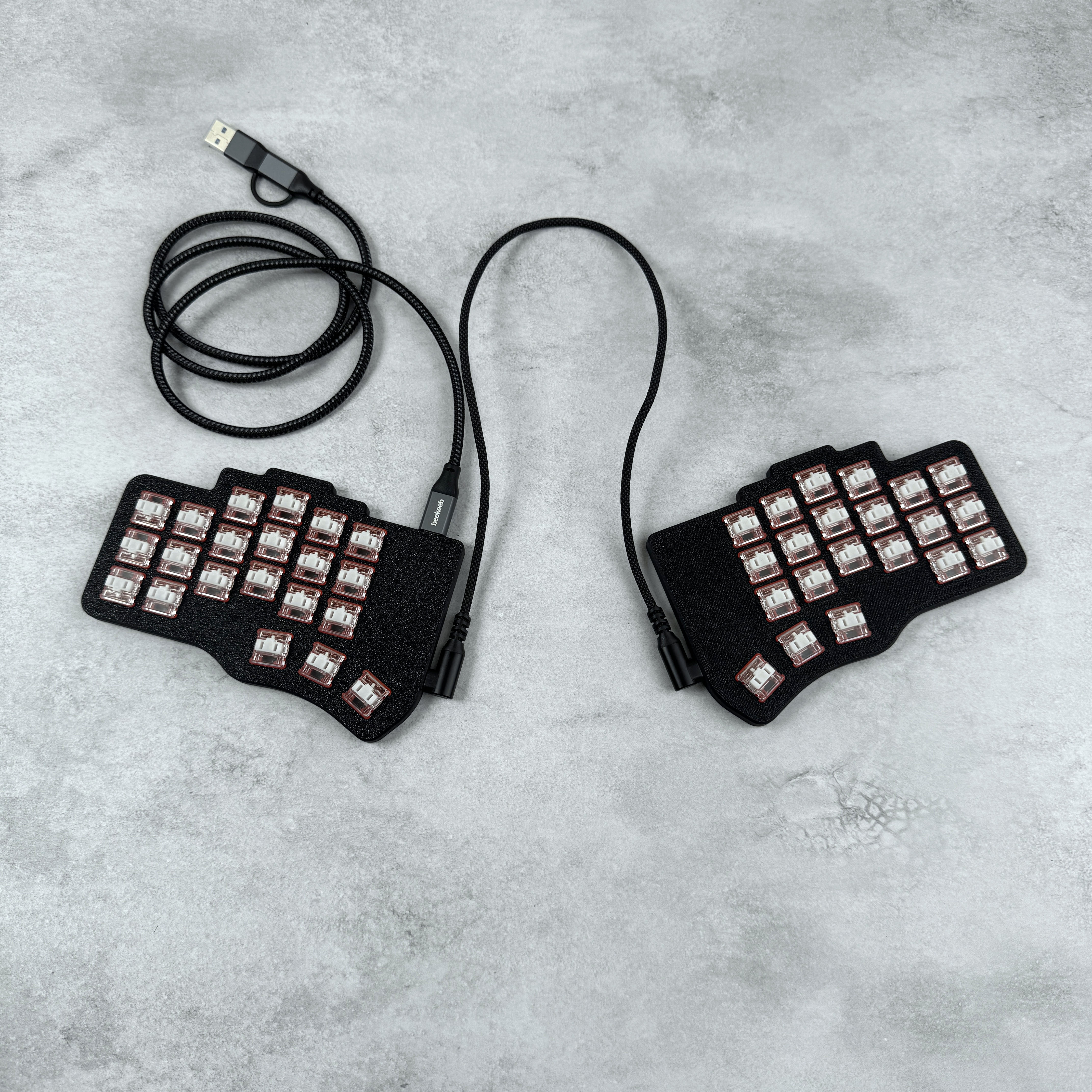 Piantor Pro 42 狭ピッチ ロープロファイル 左右分割キーボード (部品実装済み・はんだ済み・キーキャップ別売り)